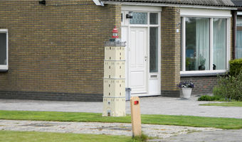 Haus mit kleinem Leuchtturm