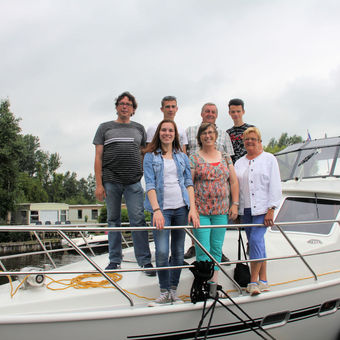 Familie im Bootsurlaub
