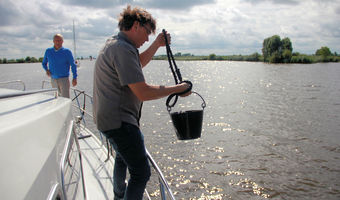 Urlaub in Holland: Bootfahren im strahlenden Sonnenschein