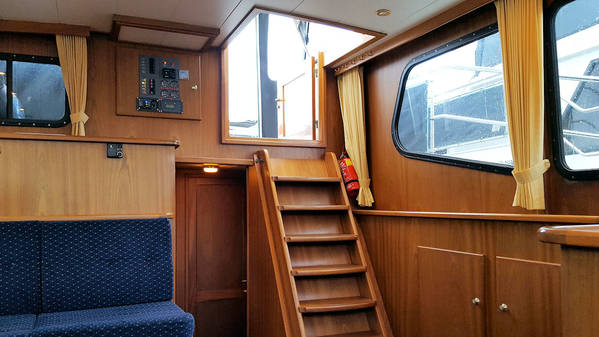 Ingang vanaf het dek naar de salon van motorjacht Julia.jpg