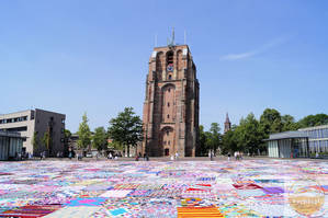 Weltrekordversuch mit handgeknüpften Teppichen vor dem schiefen Turm Oldenhove in Leuwarden