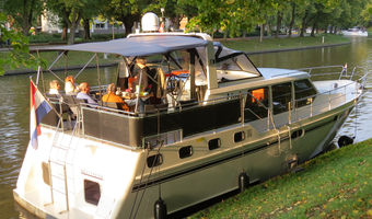 Gemeinsam auf dem Motorboot Linda entspannen