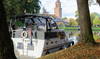 Motorboot von Yachts4U Bootsverleih, festgemacht im Dorfzentrum
