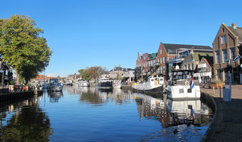 Motorboote, die im Zentrum einer friesischen Stadt vor Anker liegen