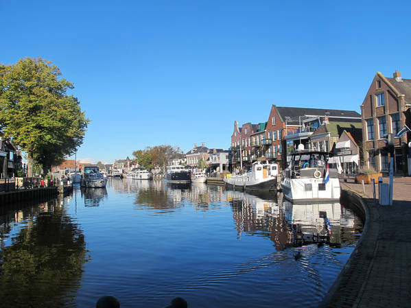 Motorboten afgemeerd in het centrum van een Friese stad.jpg