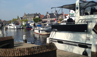 Lebenhafte Atmosphäre auf und am Wasser in der Stadt