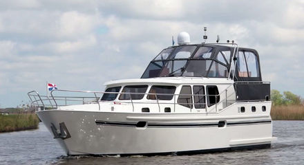 Motorboot Julia Yachts4U Friesland Holland.jpg