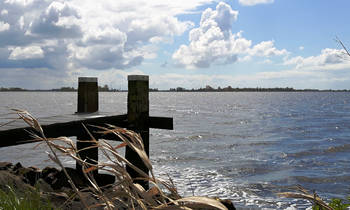 Friese meren met een steiger vanaf het land bezien.jpg