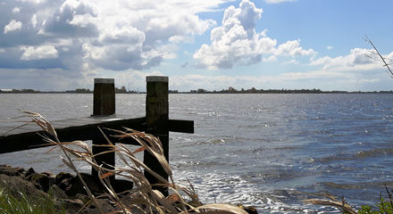 Friese meren met een steiger vanaf het land bezien.jpg