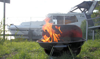 Da läuft einem das Wasser im Munde zusammen: unser Grill mit im Hintergrund die Yacht