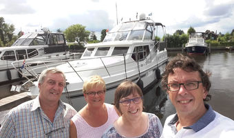 Der Kapitän und die Crew im Yachts4U Auslaufhafen im holländischen Friesland