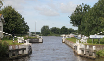 Nach Joure durch die Joure-Schleuse