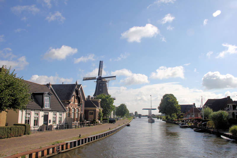 Typisch Hollands brug en molen.jpg