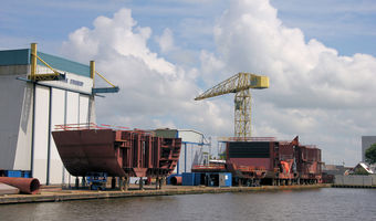 Hier gibt es viel zu sehen: Industriegebiet am Wasser