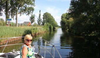 Mit dem Boot an Zuidhorn vorbei