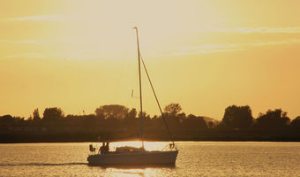 Wunderschönes Bild: mit dem Segelboot im Norden