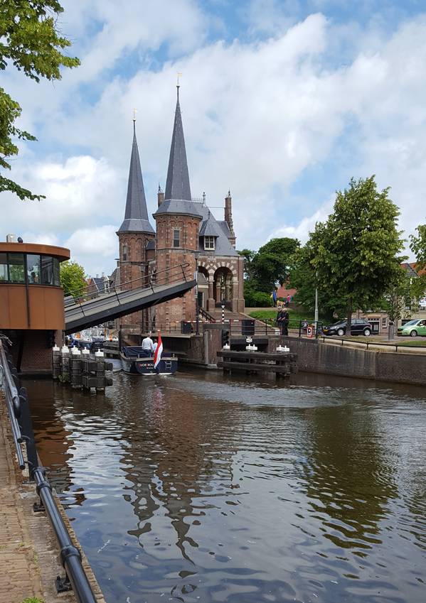 Wassertor Sneek mit Ziehbrücke.jpg