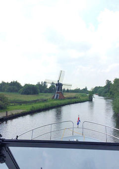 Durch schmale Kanäle schlingt sich unsere „Novia“ tapfer 