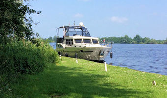 Mittagsstop an einem schattigen Plätzchen, direkt neben unserer Yacht