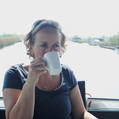 Dekadent genießen eine Tasse Kaffee auf dem Achterdeck der Yacht.jpg