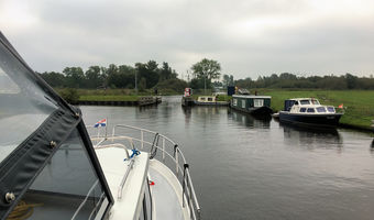 Breite Yacht, schmale Schleuse