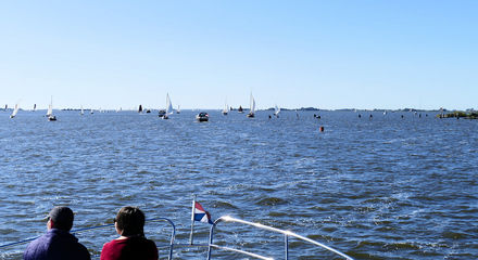 Met de huurboot over het Slotermeer varen.JPG