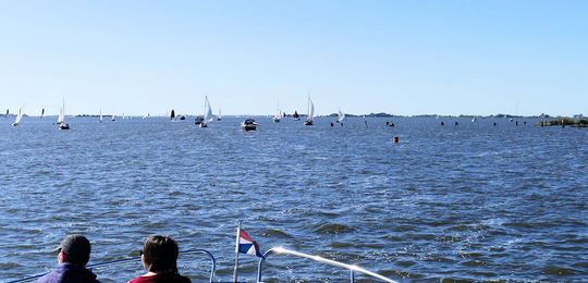 Met de huurboot over het Slotermeer varen.JPG