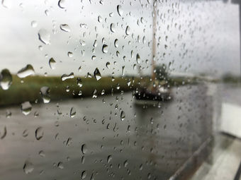 Regentropfen beim Bootfahren