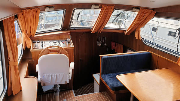 Salon von das Boot Carla.jpg