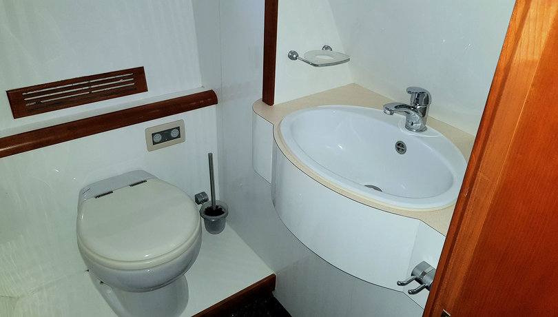 Zwei sanitäre Einrichtungen an Bord der Sofia