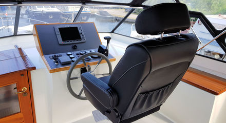 Stuurstand met mooie captainschair.jpg