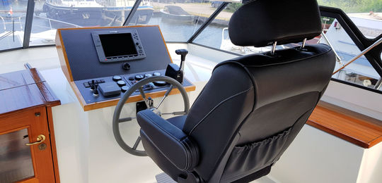 Stuurstand met mooie captainschair.jpg