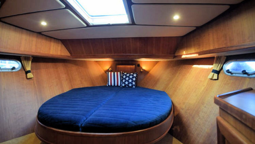 Französisches Bett in der Kabine in der Spitze des Bootes