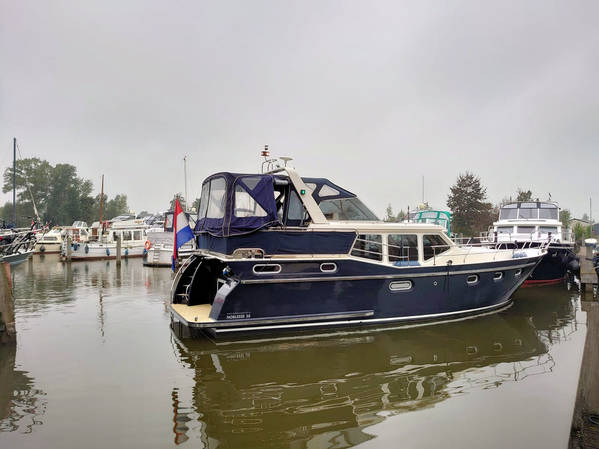 De Amora met een halfronde trap naar het zwenplateau wordt de ligplaats in gevaren.jpg