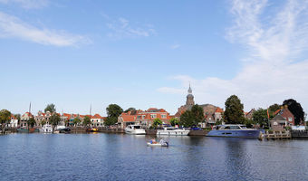 In Blockzijl bei der Schleuse warten