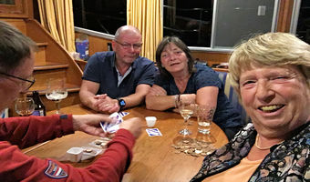 Eine Runde Karten spielen (Reiten)