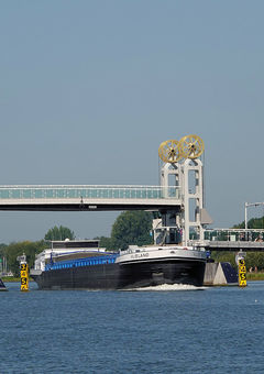Handelsverkehr auf der IJssel bei der „Brücke mit den goldenen Rädern“ in Kampen.