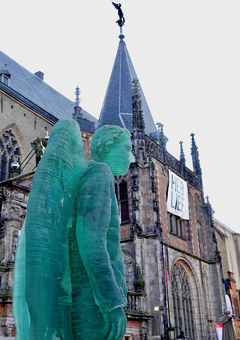 Mit dem Boot geht‘s Richtung Zwolle: Glasengel vor der Kirche