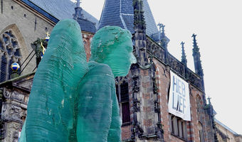 Zwolle, Glasengel vor der Kirche
