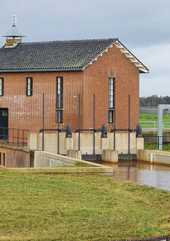 Schönes Pumpwerk auf dem Weg vom Heimathafen nach Ossenzijl