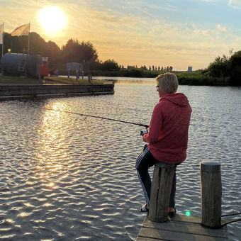 Angeln beim Sonnenuntergang in Heerenveen, Holland