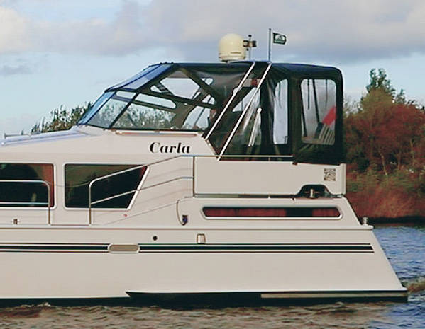 de Carla in mit ein allen Seiten  vollständig abschließbaren Zelt über dem Achterdeck.jpg