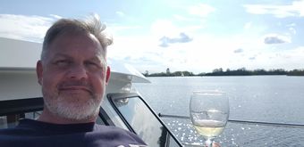 Mit einem Glas Prosecco an Deck