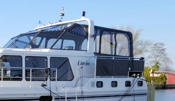 21-Das Hausboot Linda mit einem komplett verschließbaren Zelt über dem Achterdeck.jpg