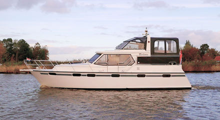 21-Die Reina verfügt über 3 Doppelkabinen die alle mit Dusche und WC ausgestattet sind.jpg