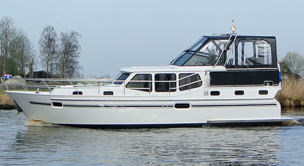 21-Eine Familienyacht mit Sonnendeck und vollständig abschließbaren Zelt über dem Achterdeck.jpg