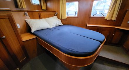 Französisches Bett in der Schlafkajüte.jpg