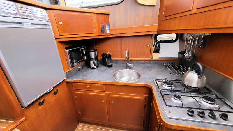 Standard-Kaffeemaschine und Nespresso in der Kombüse der Yacht, Mikrowelle, Kühlschrank, Gasherd