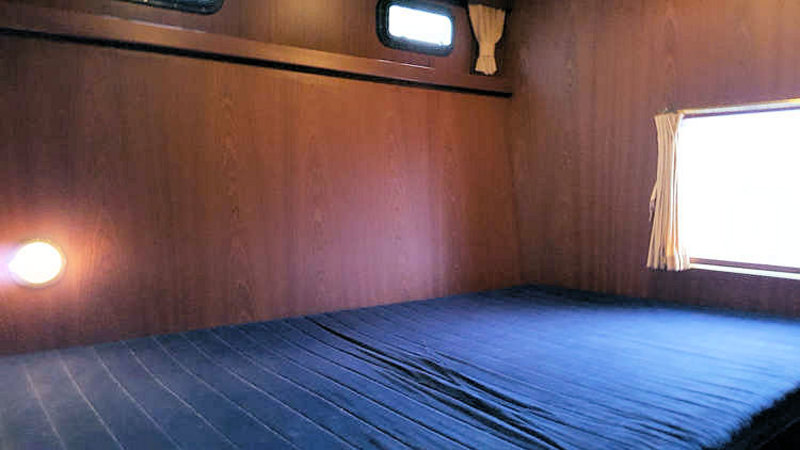 Doppelbett in der Achterkajüte der Yacht