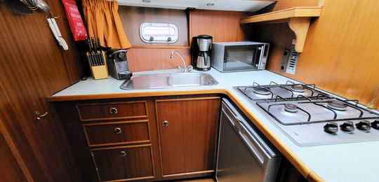 Kombüse der Motoryacht Carla mit Gasherd, Mikrowelle und Kühlschrank.jpg